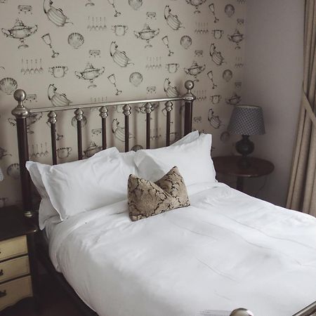 Longlands Inn & Cottages Карнфорт Екстер'єр фото A bedroom at the hotel