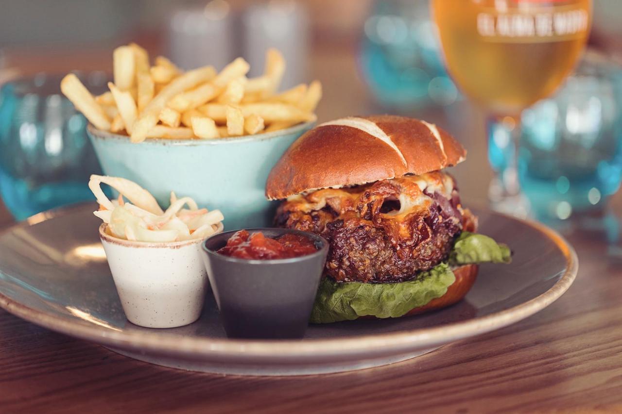 Longlands Inn & Cottages Карнфорт Екстер'єр фото A burger at the restaurant