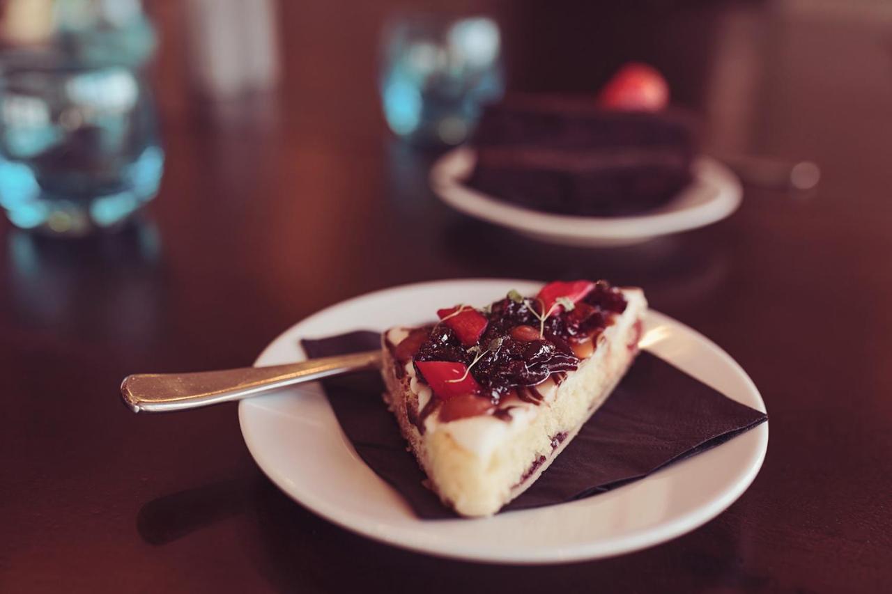 Longlands Inn & Cottages Карнфорт Екстер'єр фото A slice of strawberry shortcake