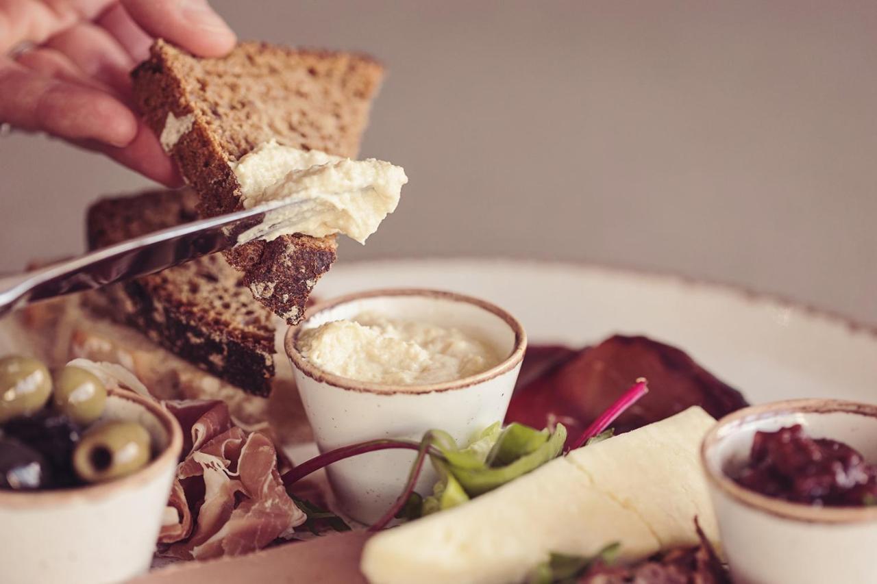 Longlands Inn & Cottages Карнфорт Екстер'єр фото A cheese board
