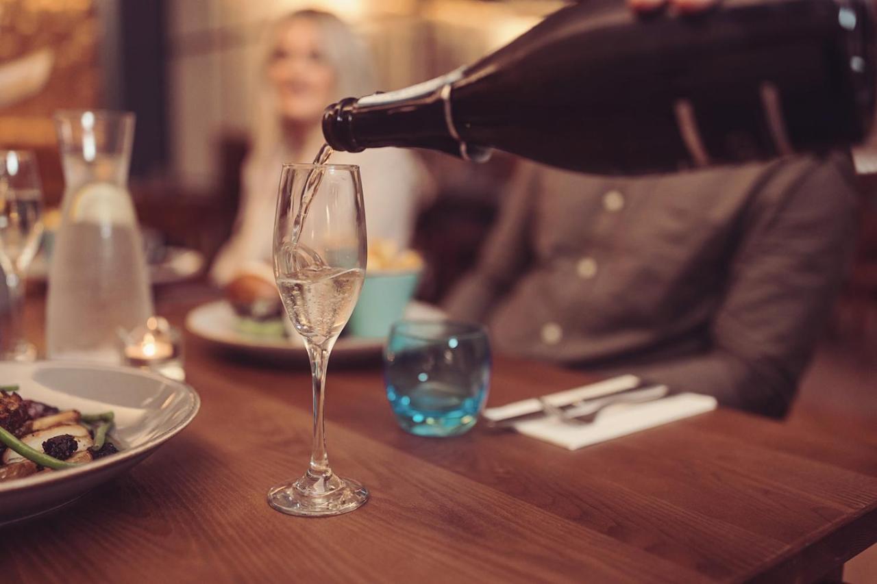Longlands Inn & Cottages Карнфорт Екстер'єр фото Champagne being poured