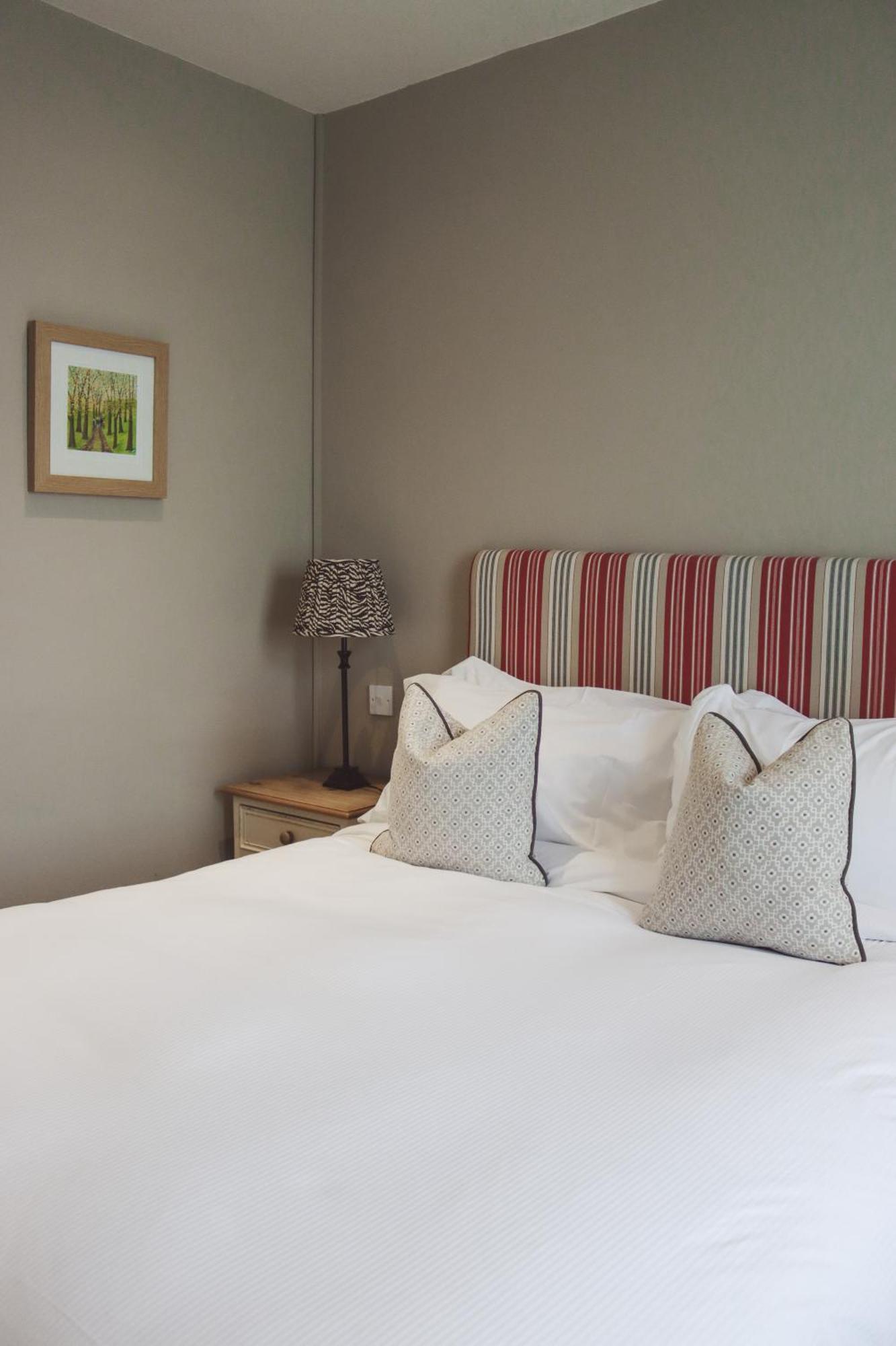 Longlands Inn & Cottages Карнфорт Екстер'єр фото A bedroom at The Old Inn