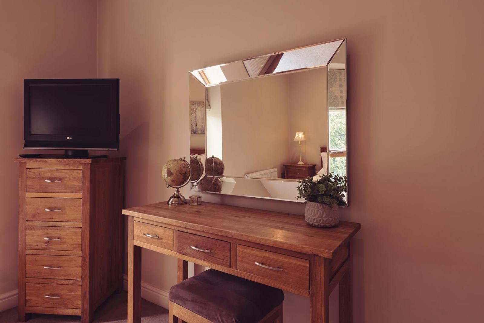 Longlands Inn & Cottages Карнфорт Екстер'єр фото A dressing table with a mirror
