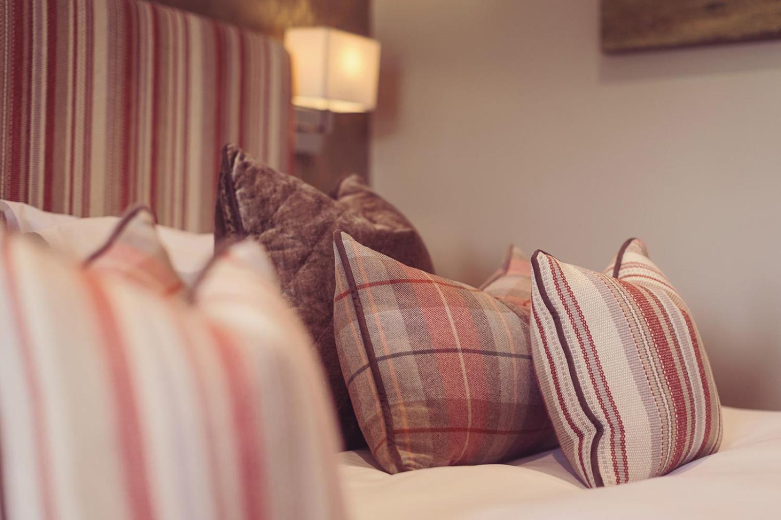 Longlands Inn & Cottages Карнфорт Екстер'єр фото Cushions on a bed