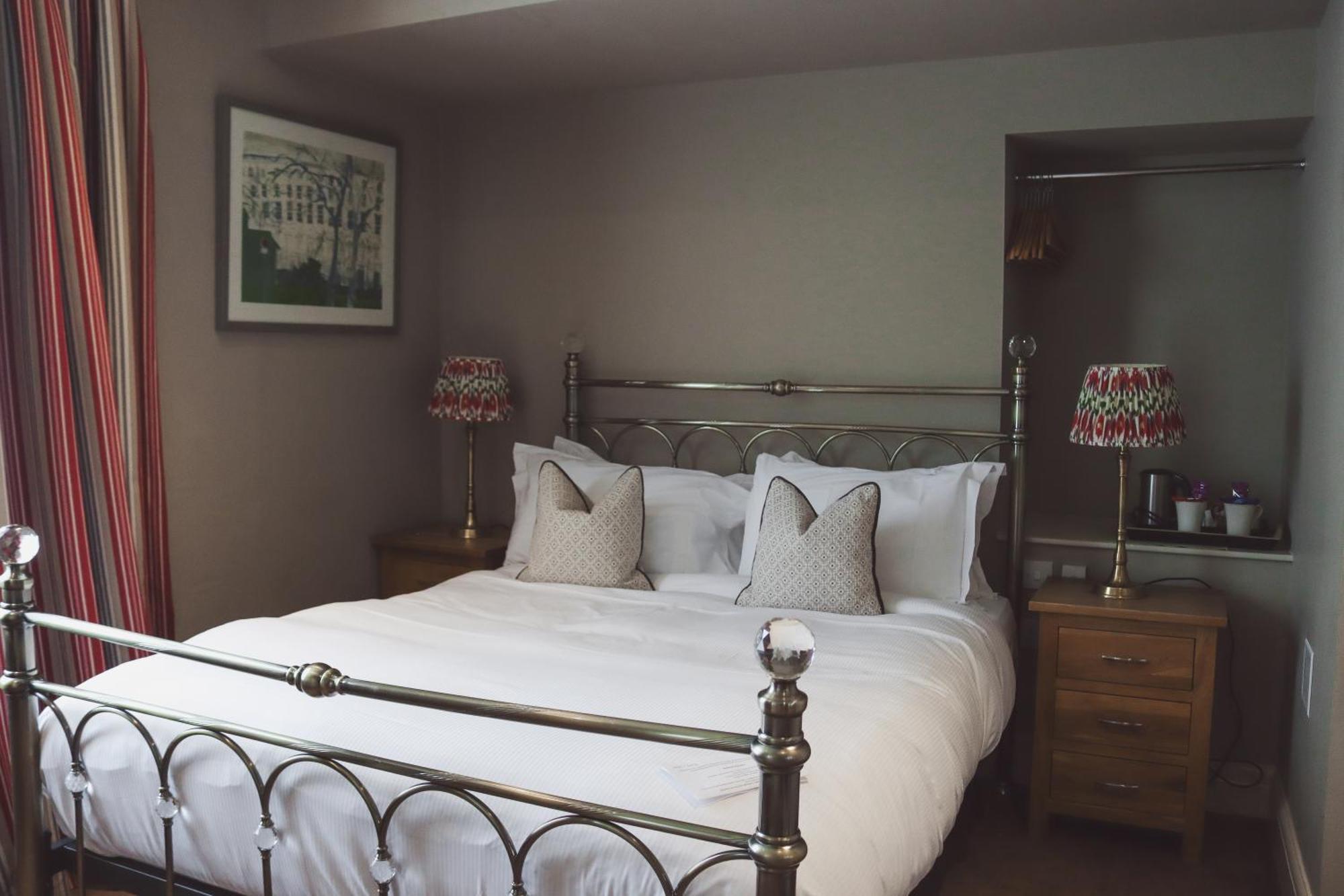 Longlands Inn & Cottages Карнфорт Екстер'єр фото A bedroom at The Old parsonage
