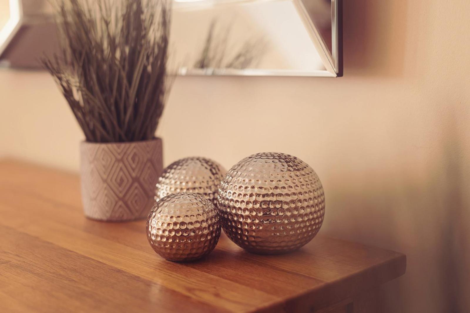 Longlands Inn & Cottages Карнфорт Екстер'єр фото Orbs on a table