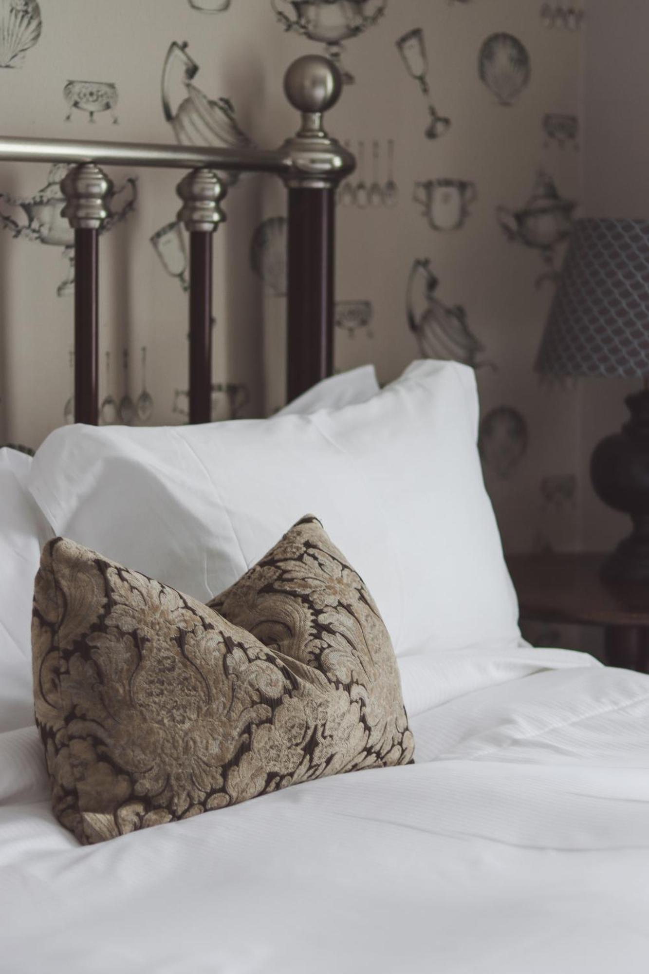Longlands Inn & Cottages Карнфорт Екстер'єр фото A bed with pillows