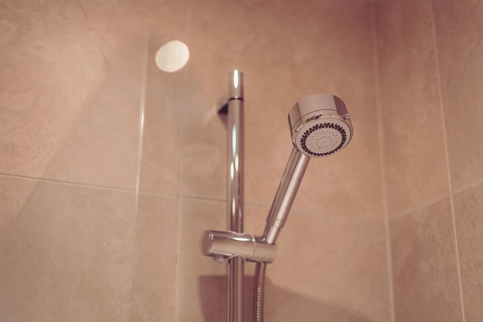 Longlands Inn & Cottages Карнфорт Екстер'єр фото A shower head