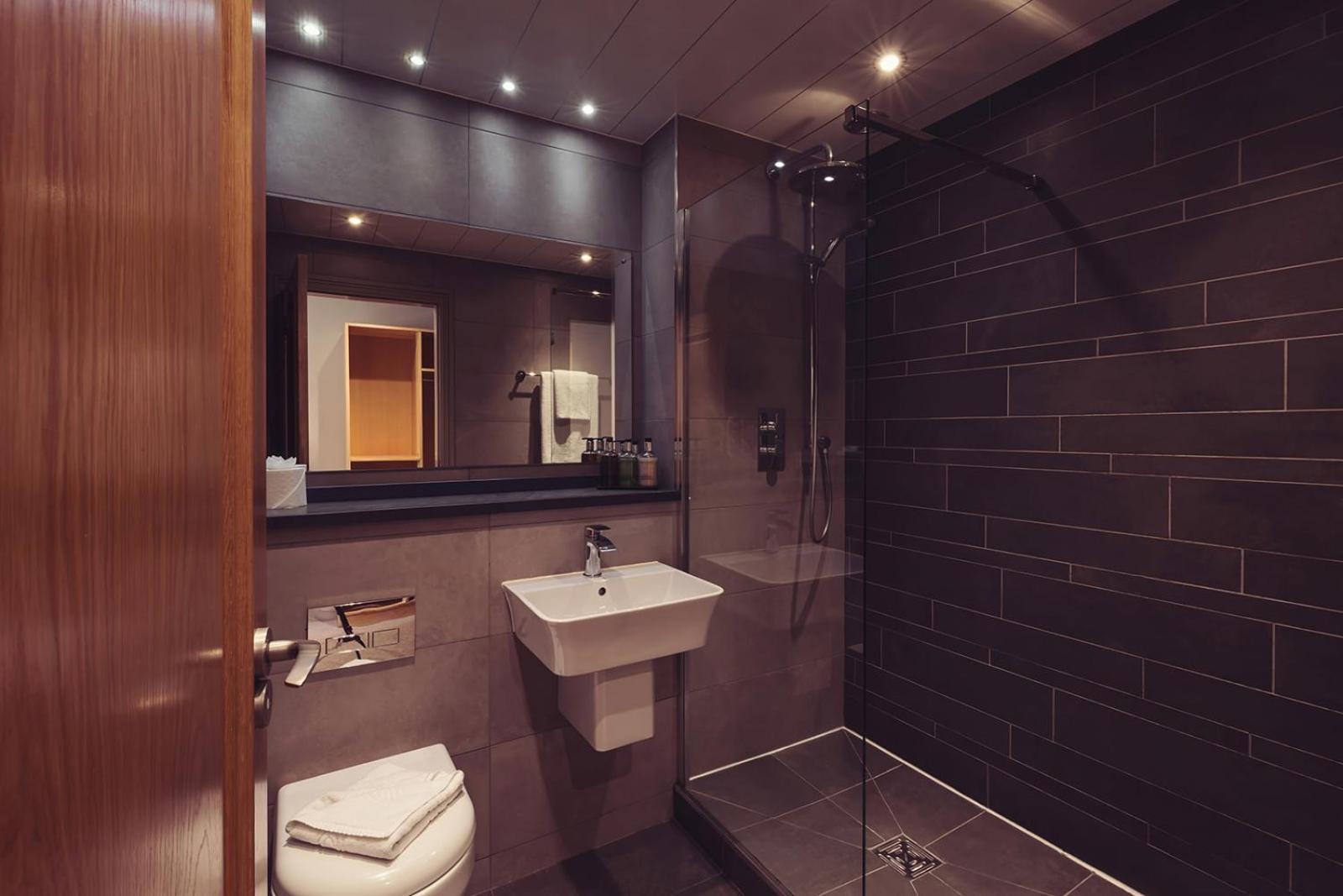 Longlands Inn & Cottages Карнфорт Екстер'єр фото A wet room