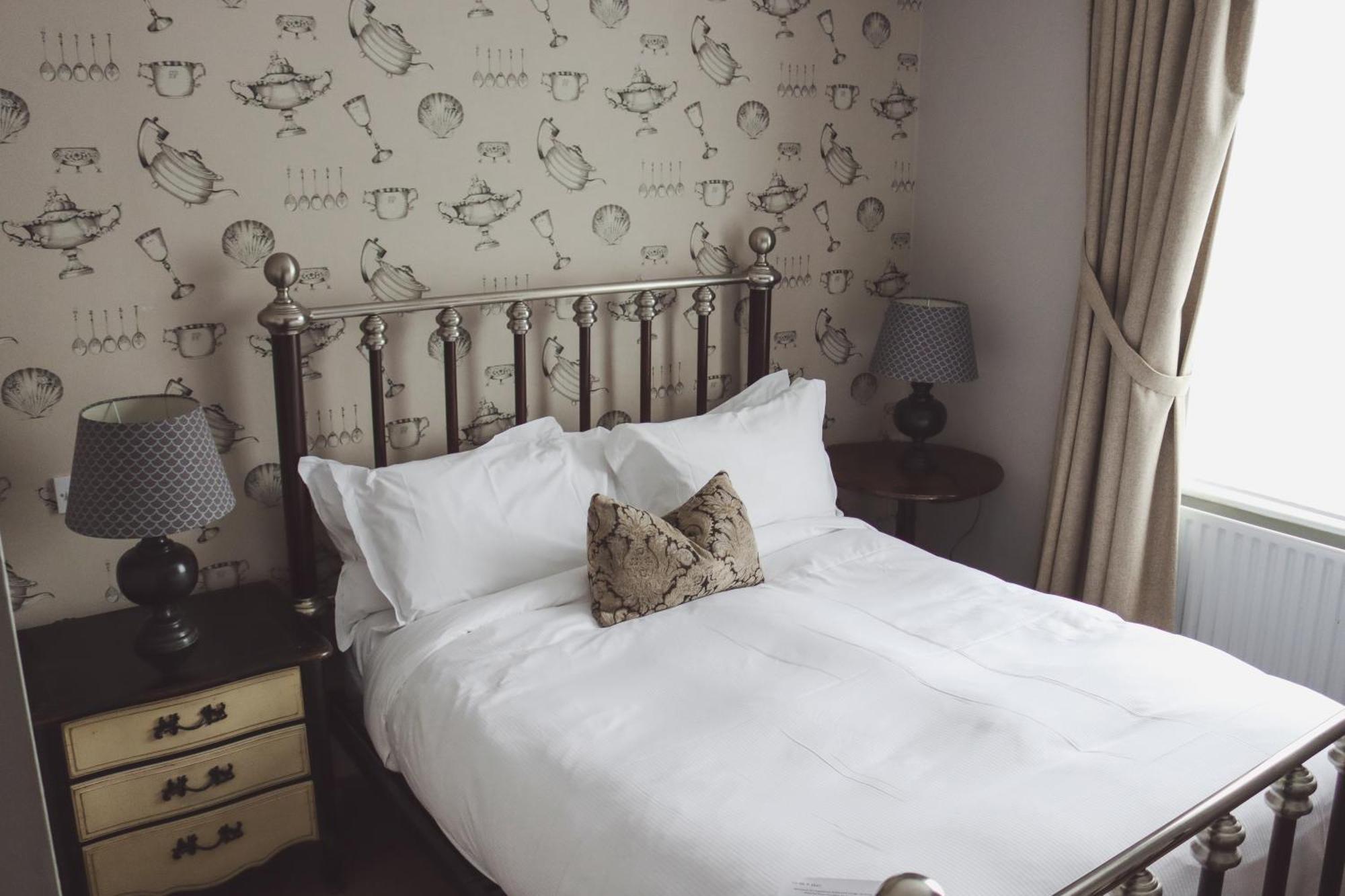 Longlands Inn & Cottages Карнфорт Екстер'єр фото A bedroom at the hotel