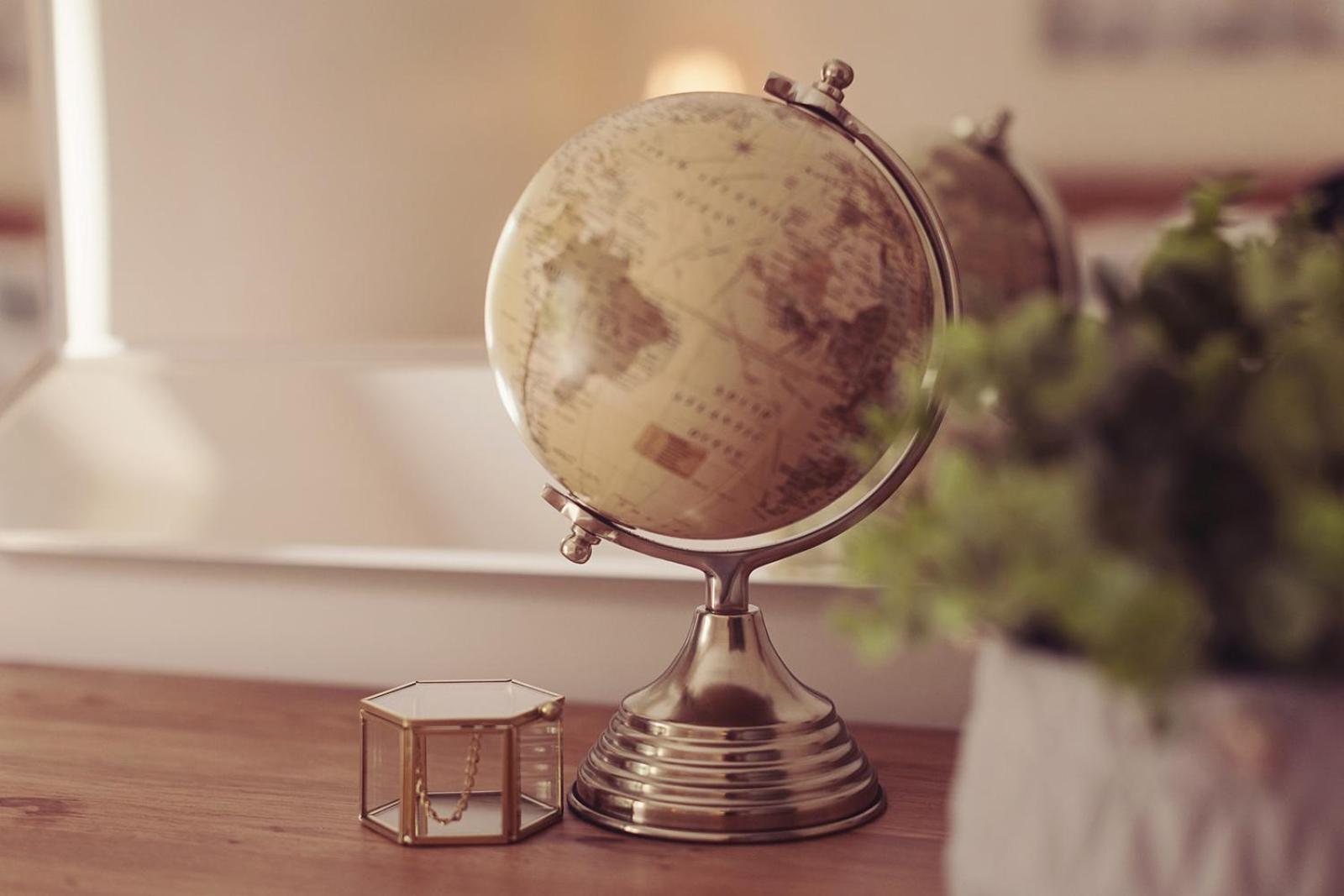 Longlands Inn & Cottages Карнфорт Екстер'єр фото A globe