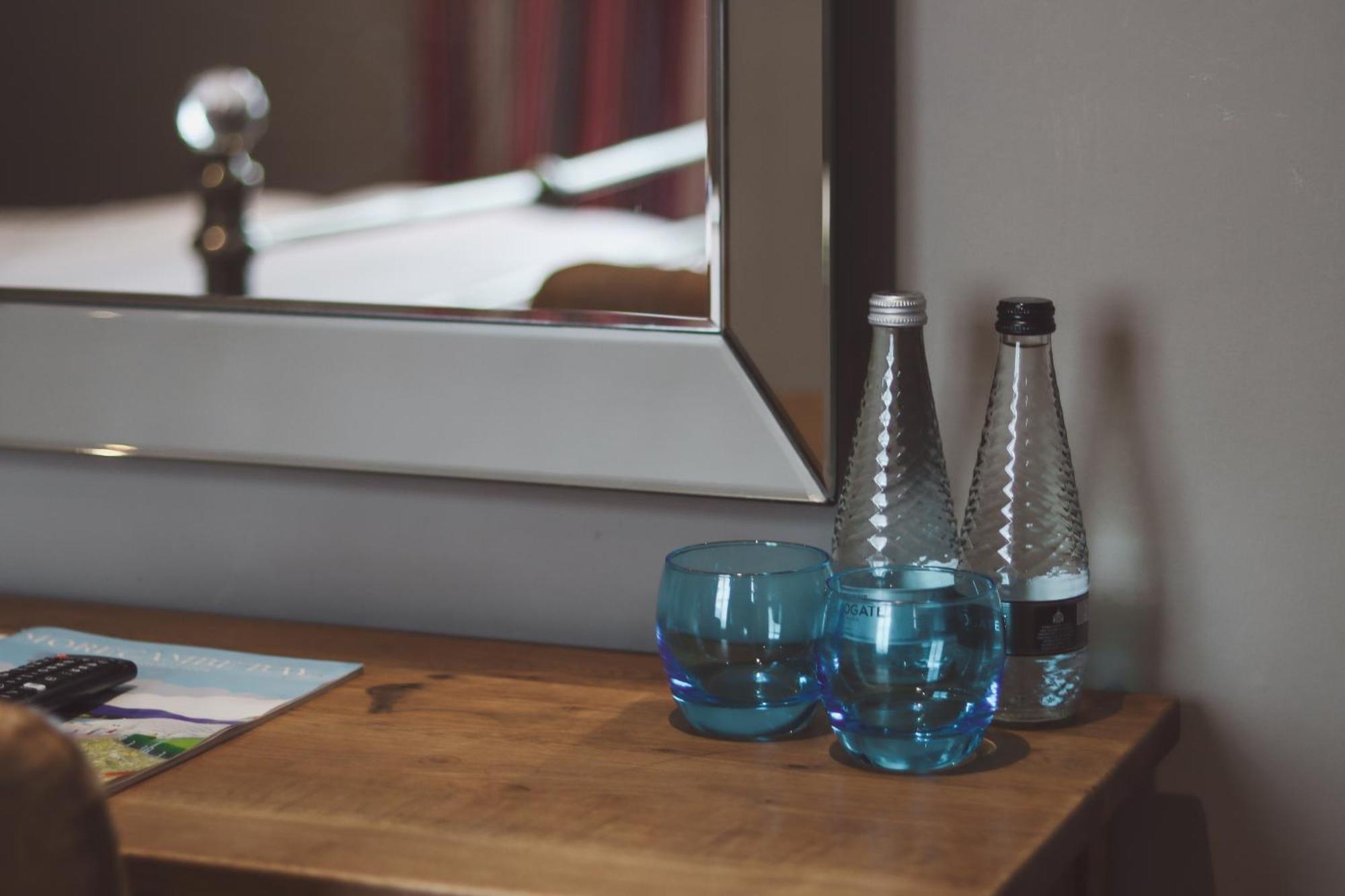 Longlands Inn & Cottages Карнфорт Екстер'єр фото Bottled water in a hotel room