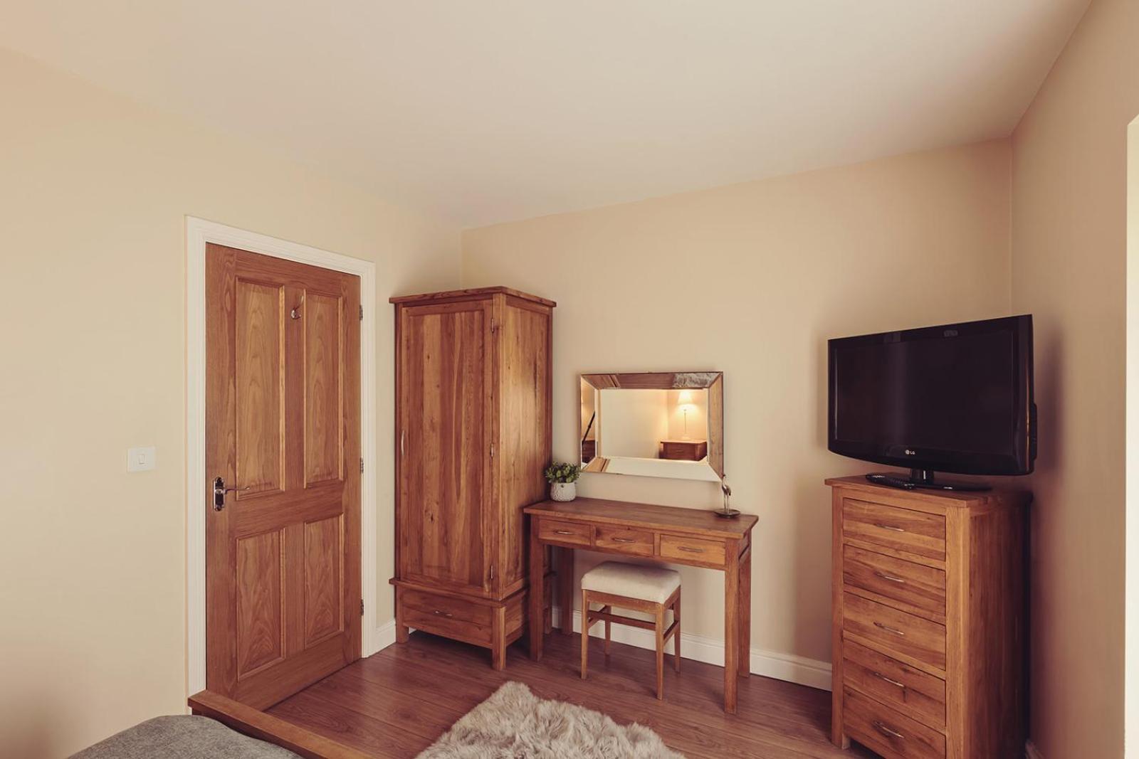 Longlands Inn & Cottages Карнфорт Екстер'єр фото Oak bedroom furniture