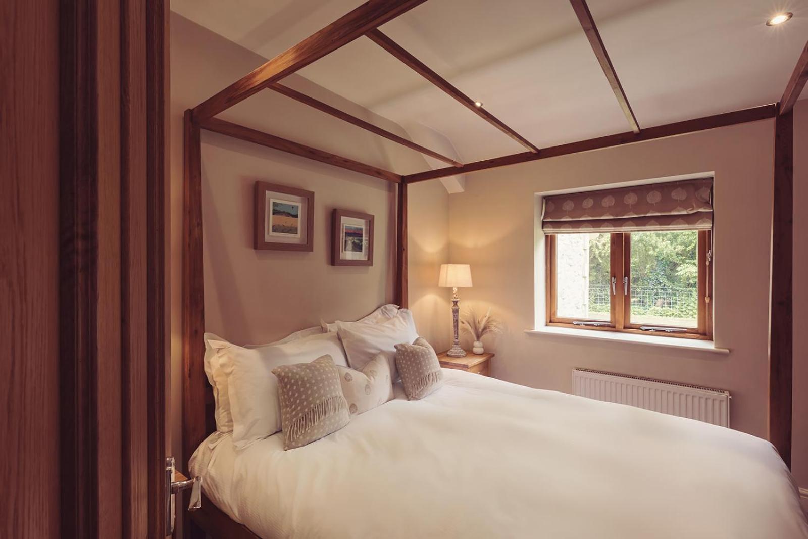 Longlands Inn & Cottages Карнфорт Екстер'єр фото A bedroom at the hotel