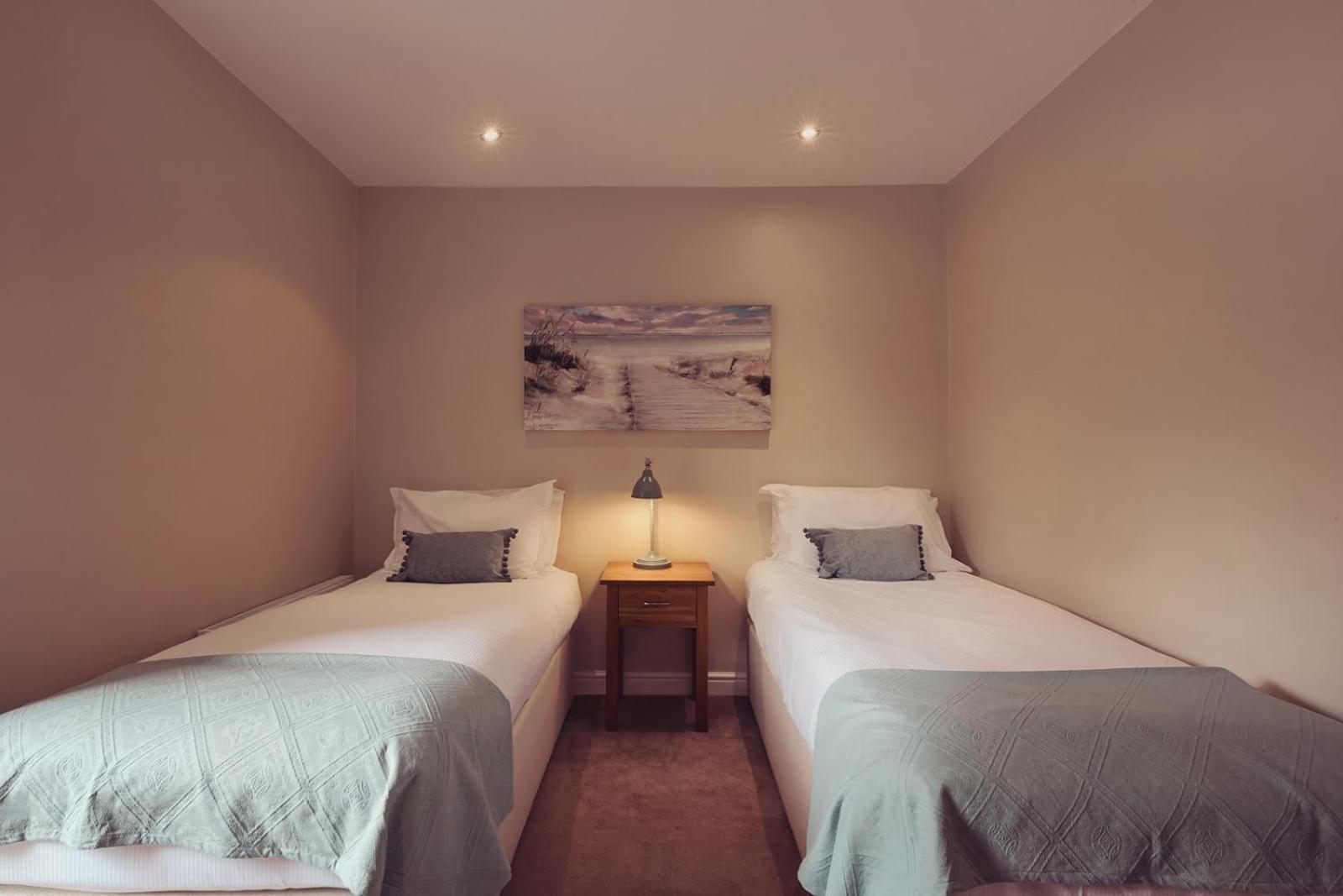 Longlands Inn & Cottages Карнфорт Екстер'єр фото A twin bedroom