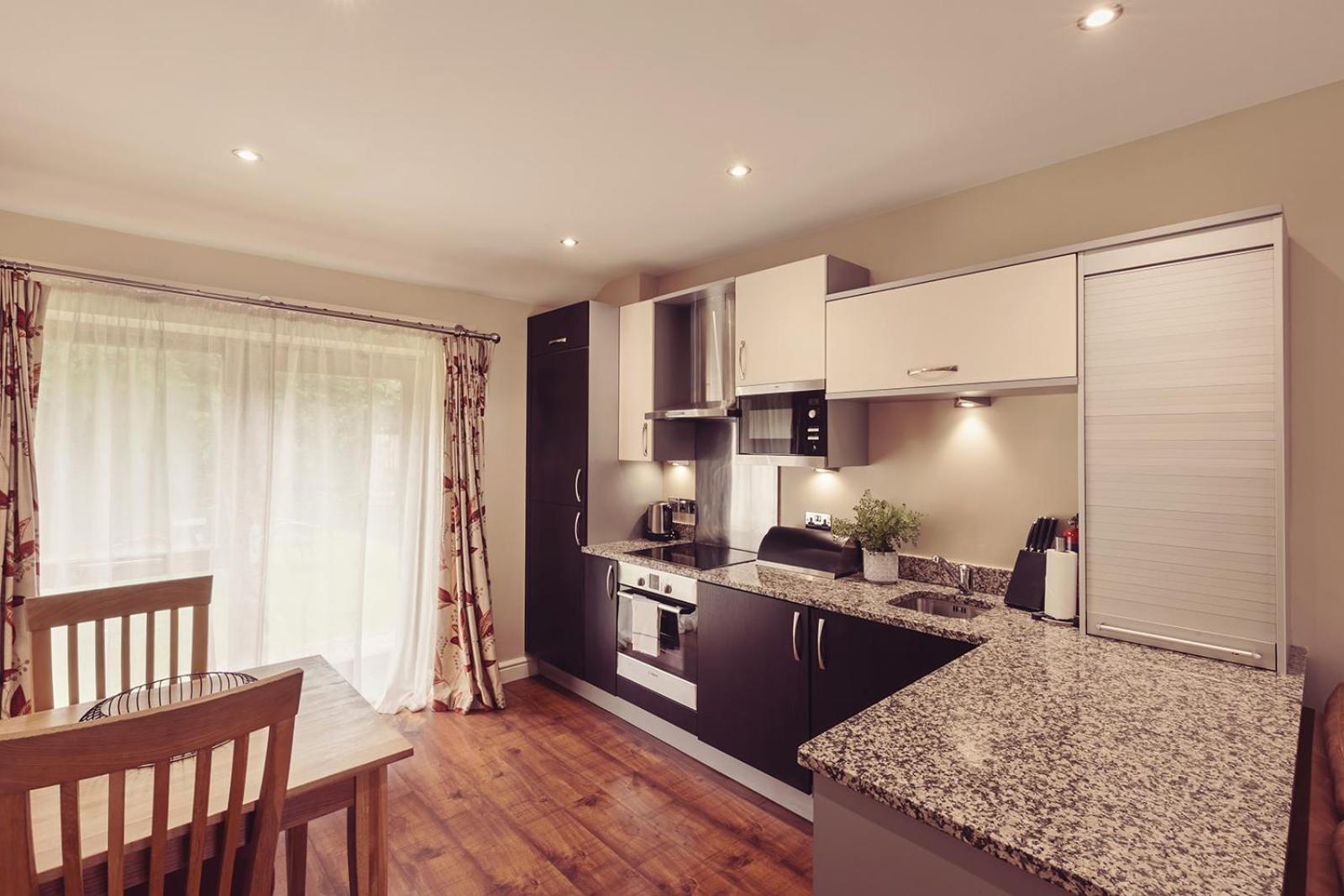Longlands Inn & Cottages Карнфорт Екстер'єр фото A modern kitchen