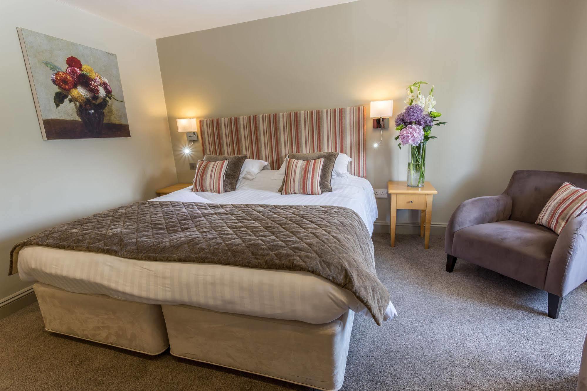 Longlands Inn & Cottages Карнфорт Екстер'єр фото A bedroom at the hotel