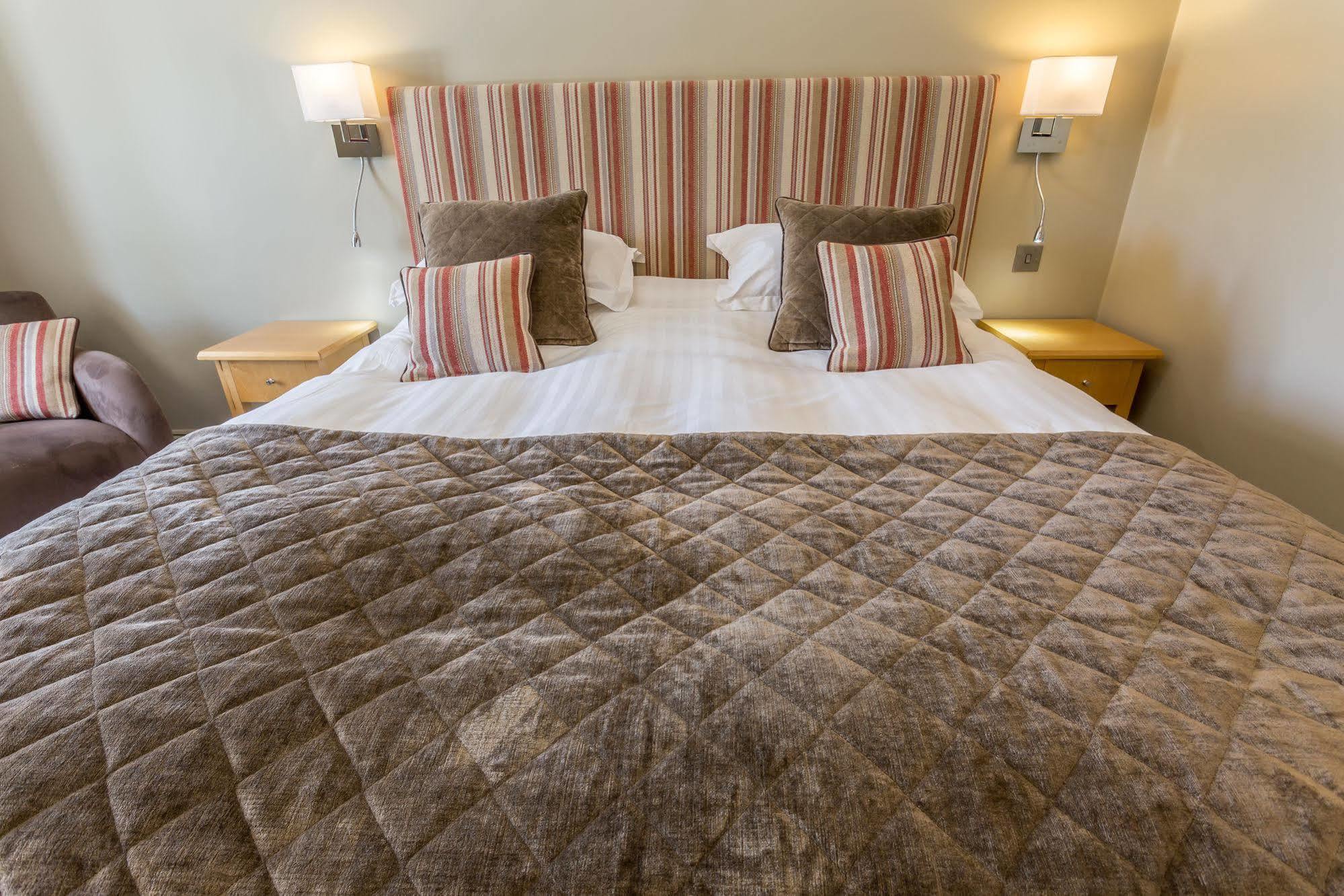 Longlands Inn & Cottages Карнфорт Екстер'єр фото A bed with a duvet